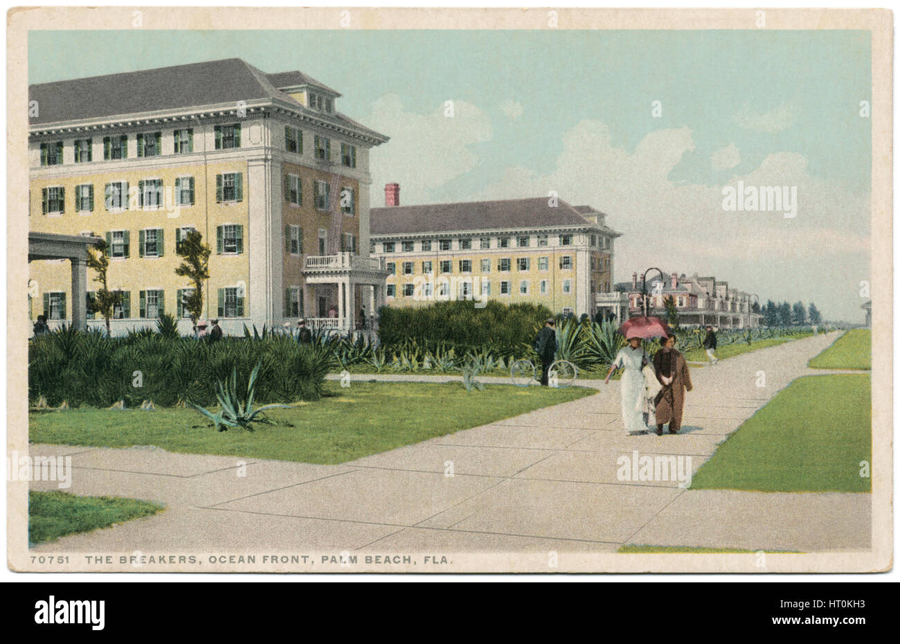 Début des années 1900 Carte postale de mesdames en vous promenant le long de l'océan face au Breakers resort hotel à Palm Beach, Floride, USA. Banque D'Images