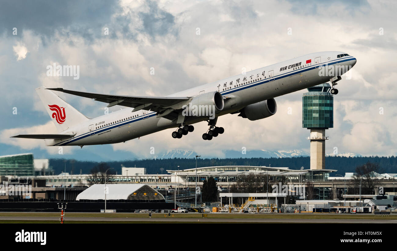 Air China Airlines Compagnie aérienne avion avion Boeing 777 de l'entreprise (777-300ER) se décoller des bâtiments du terminal de l'Aéroport International de Vancouver Banque D'Images