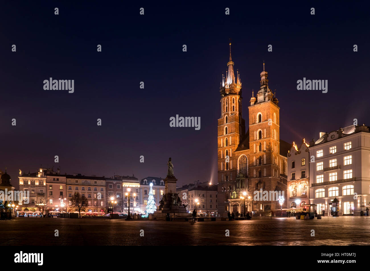 La place principale et l'église Sainte Marie de Cracovie pendant la nuit Banque D'Images