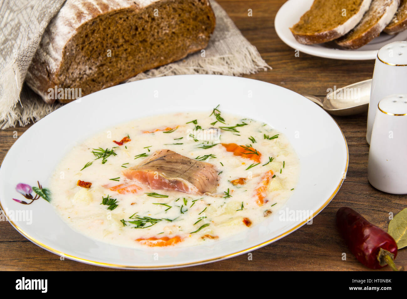 Soupe de crème de lait aux légumes et à la truite Banque D'Images