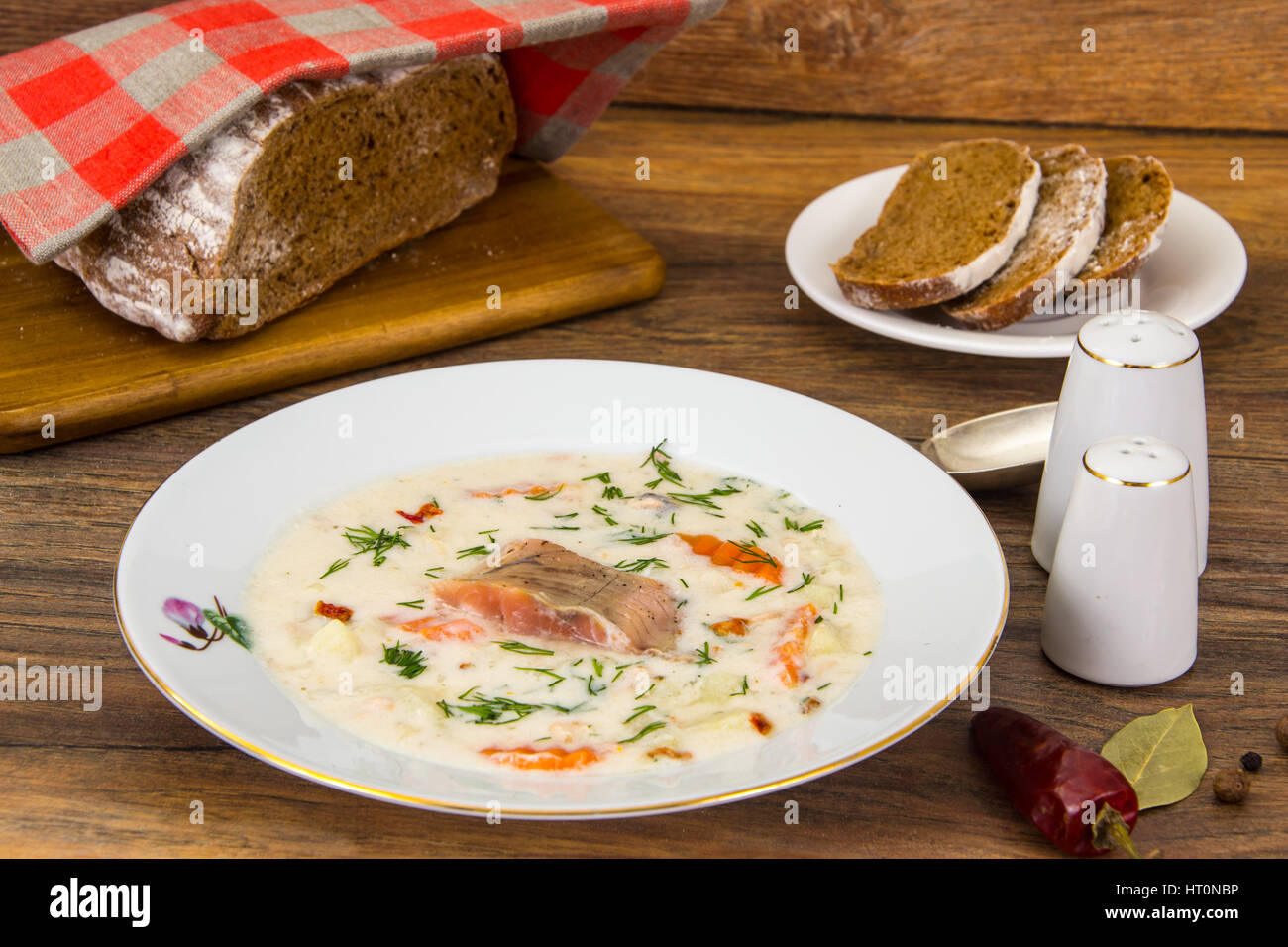 Soupe de crème de lait aux légumes et à la truite Banque D'Images