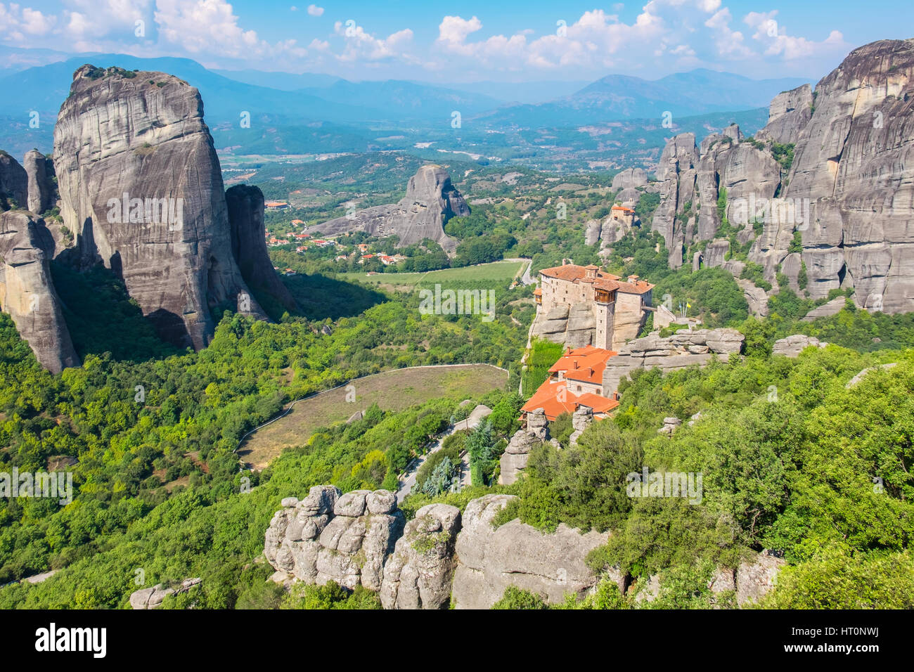 Voir des formations rocheuses des météores avec monastère de Roussanou et Saint-nicolas. Anapausa Météores, plaine de Thessalie, Grèce, Europe Banque D'Images