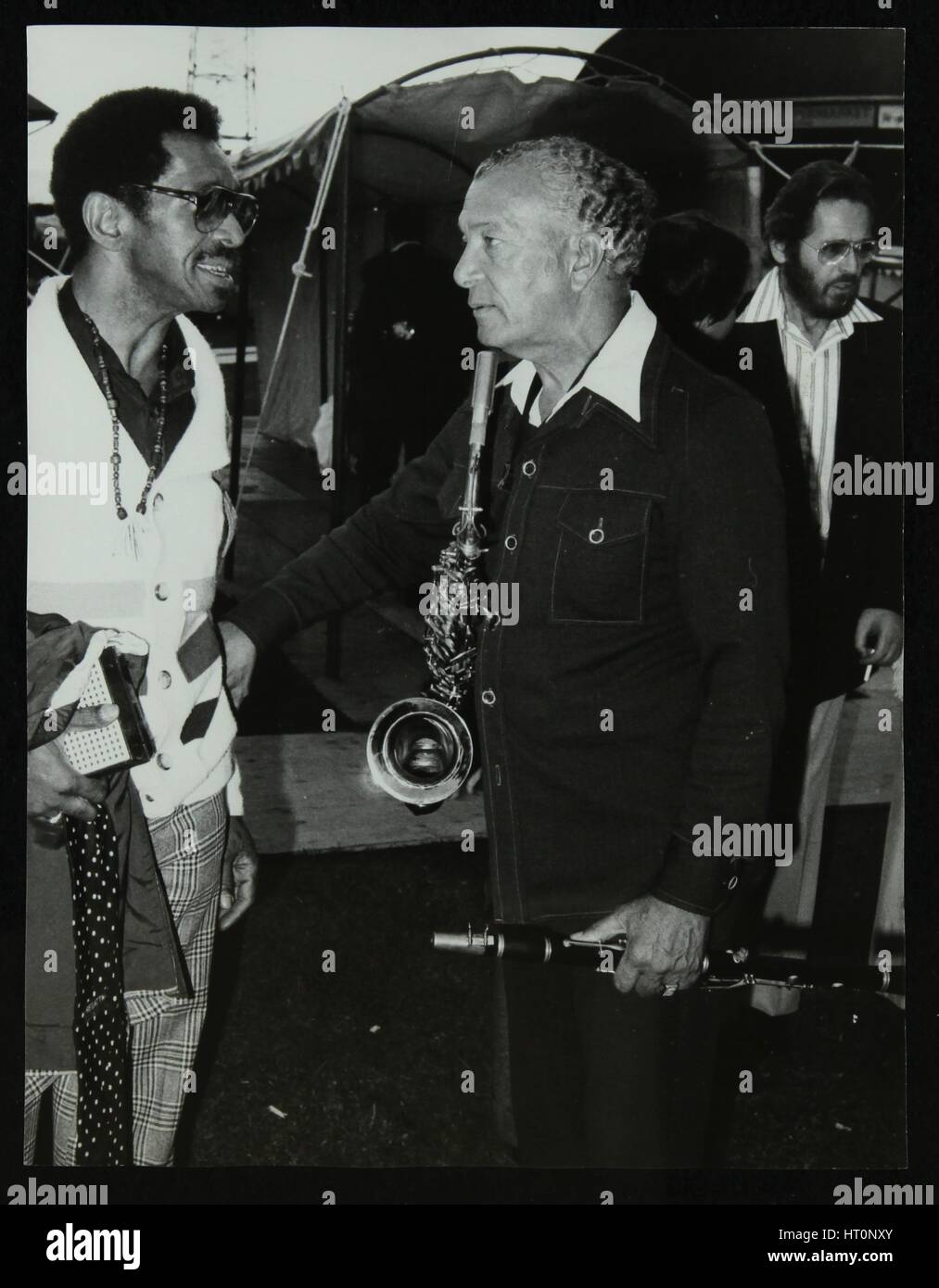 Philly Joe Jones et Earle Warren bavarder au Newport Jazz Festival, Middlesbrough, 1978. Artiste : Denis Williams Banque D'Images