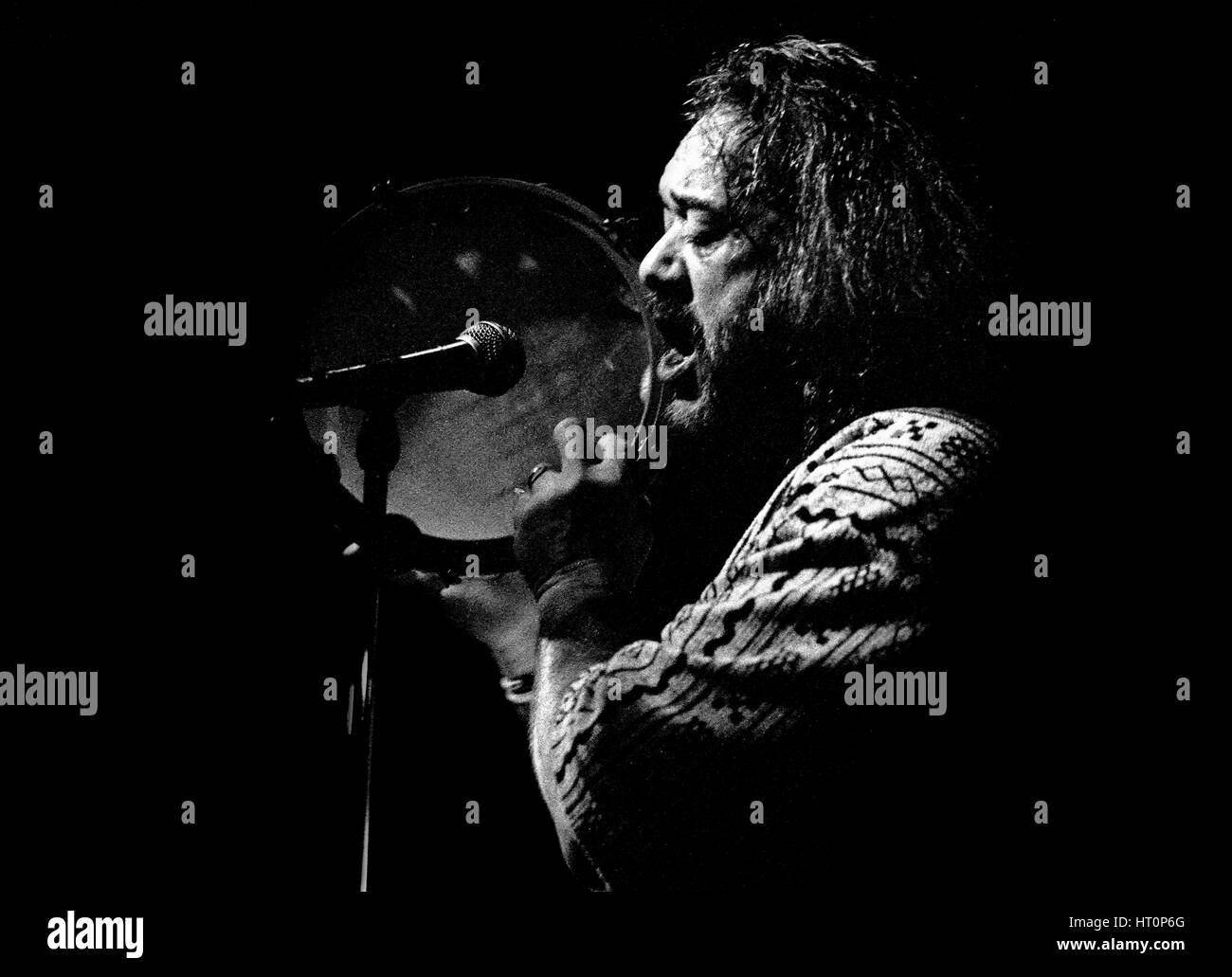 Airto Moreira, batteur et percussionniste de jazz brésilien, Ronnie Scott's, Londres, 1995. Artiste : Brian O'Connor. Banque D'Images