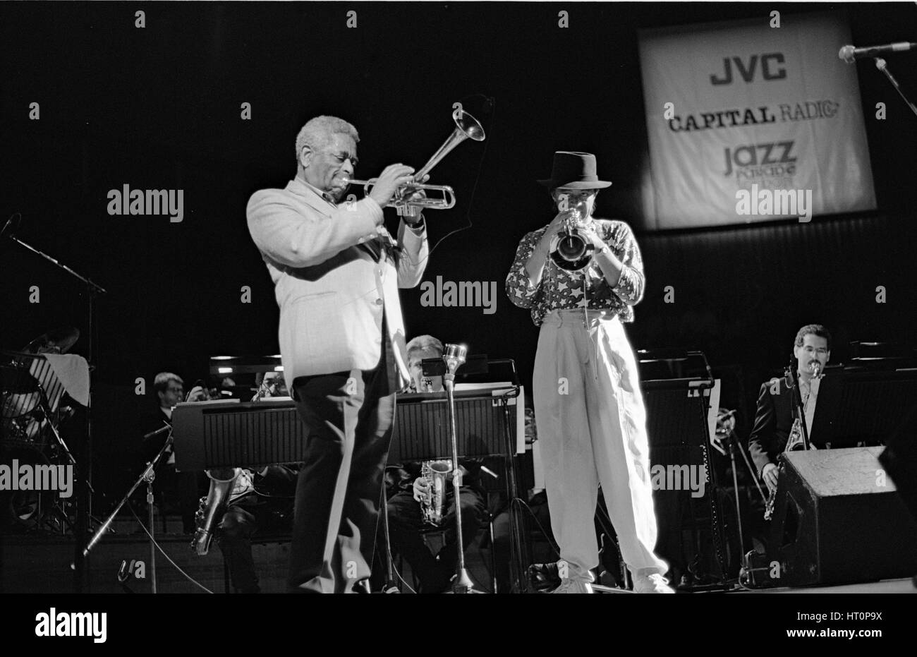 Dizzy Gillespie et Chuck Mangione, Royal Festival Hall, Londres, 1988. Artiste : Brian O'Connor. Banque D'Images