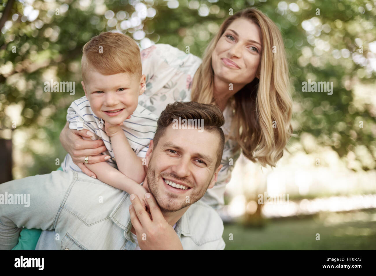 Portrait de famille heureuse dans le jardin Banque D'Images