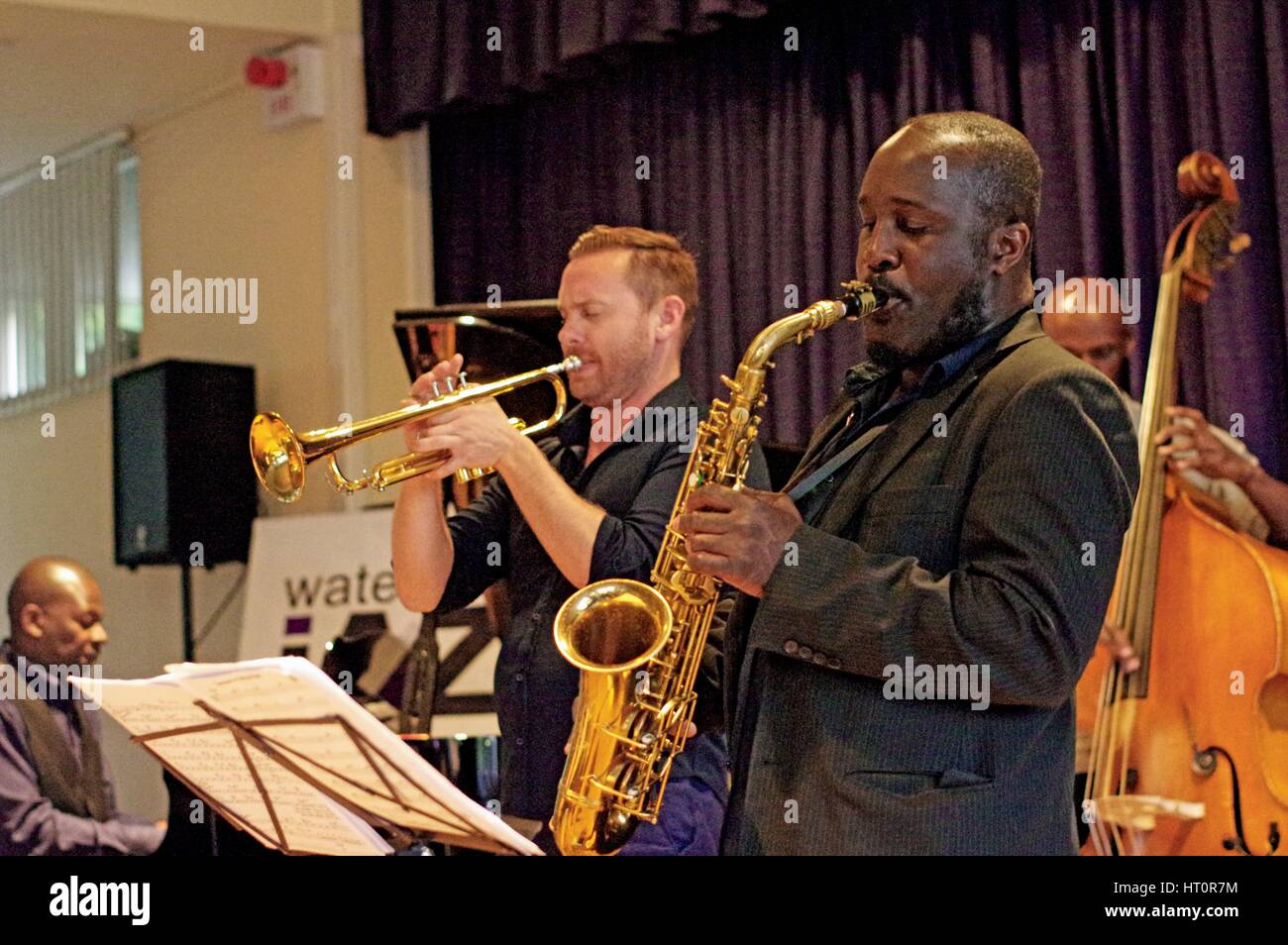 Tony Kofi et Quentin Collins, Moulin à Jazz Club, Dorking, Surrey, 2015. Artiste : Brian O'Connor. Banque D'Images