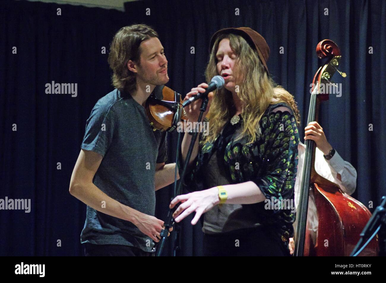 Thomas Gould et Louisa Jones, Moulin à Jazz Club, Dorking, Surrey, août 2015. Artiste : Brian O'Connor. Banque D'Images