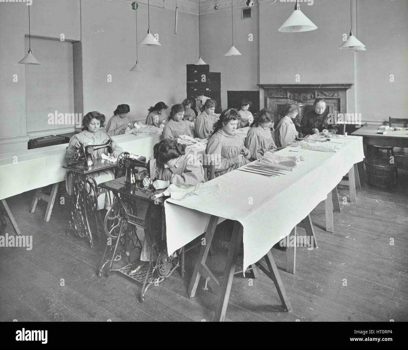 Corset en classe, l'école pour filles Commerce Bloomsbury, Londres, 1911. Artiste : Inconnu. Banque D'Images