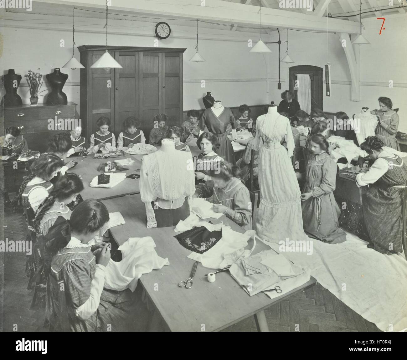 La classe de couture, Hammersmith Trade School for Girls, Londres, 1911. Artiste : Inconnu. Banque D'Images