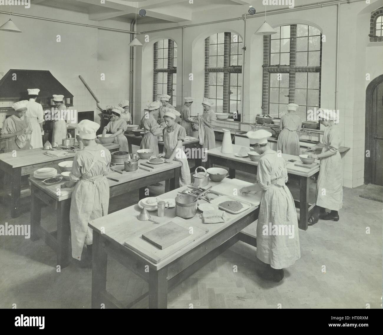 Cours de cuisine, pour les filles de l'École de commerce de Hammersmith, Londres, 1915. Artiste : Inconnu. Banque D'Images