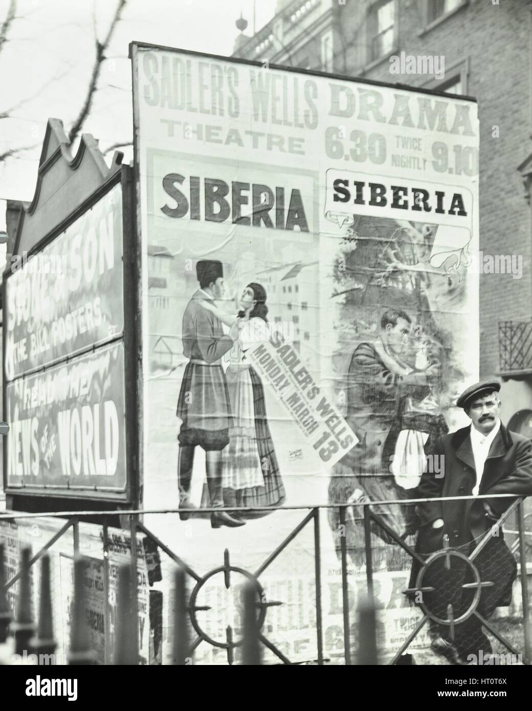 Les panneaux publicitaires, 344 City Road, Londres, 1911. Artiste : Inconnu. Banque D'Images