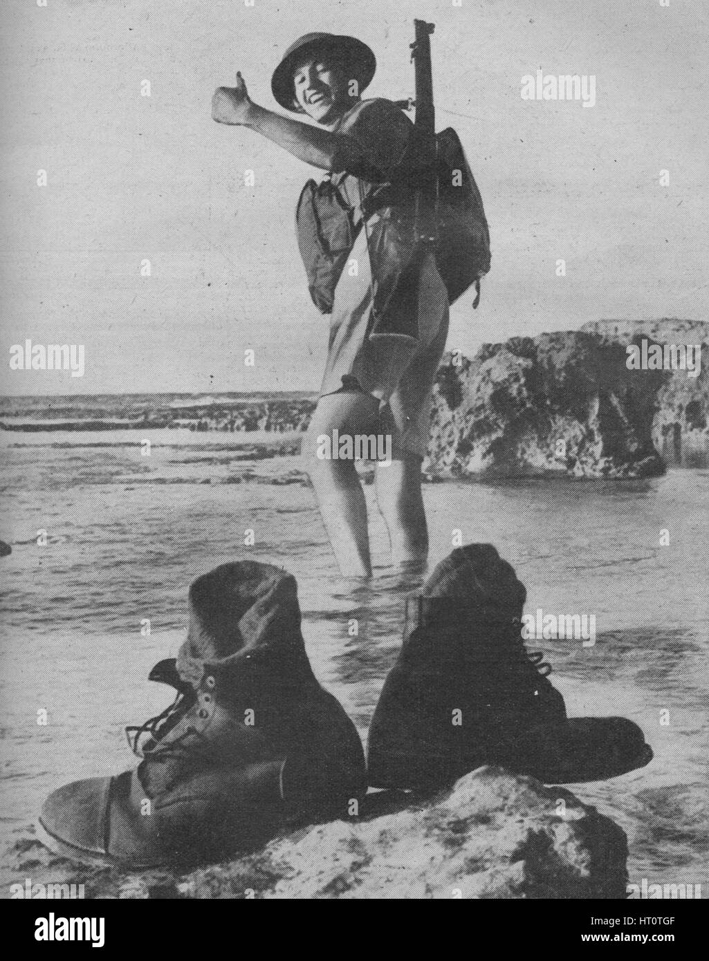 'BOOTS, bottes, bottes, bottes, se déplaçant vers le haut puis vers le bas..', 1941. Artiste : Inconnu. Banque D'Images