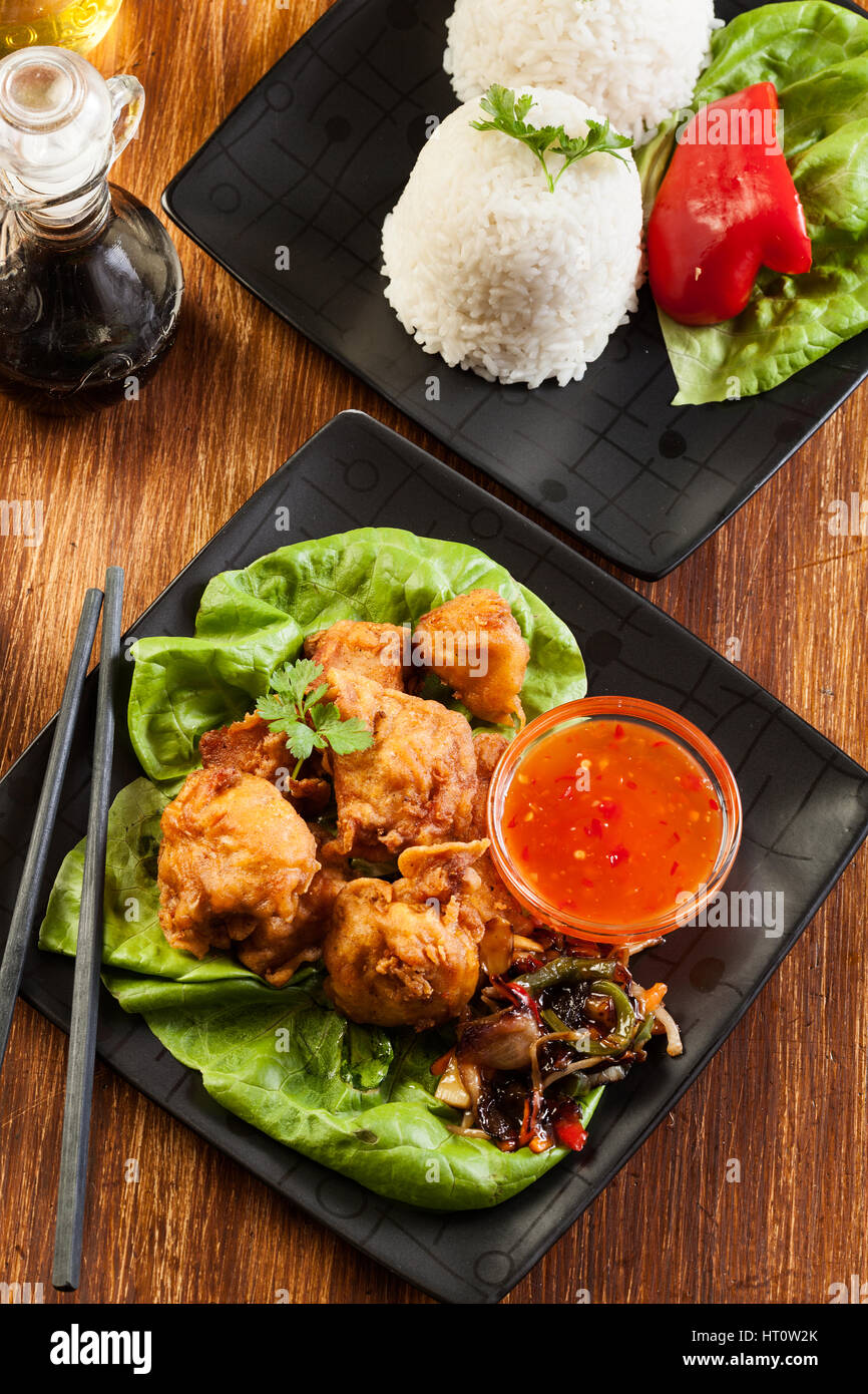 Morceaux de poulet frit à la pâte sur une plaque Banque D'Images