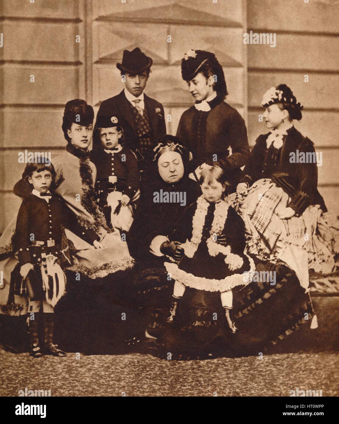 La reine Victoria avec sa belle-fille et ses petits-enfants, c1880 (1935). Artiste : Inconnu. Banque D'Images