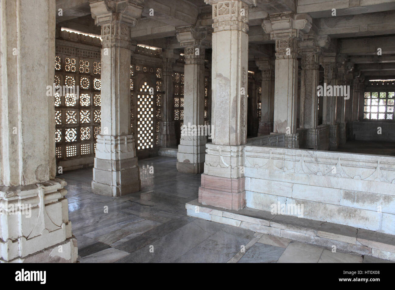 Style islamique peut être vu dans l'abondance des supports, des piliers et des dômes annelés alors que la majeure partie des motifs et les embellissements pièce style hindou. Sarkhe Banque D'Images
