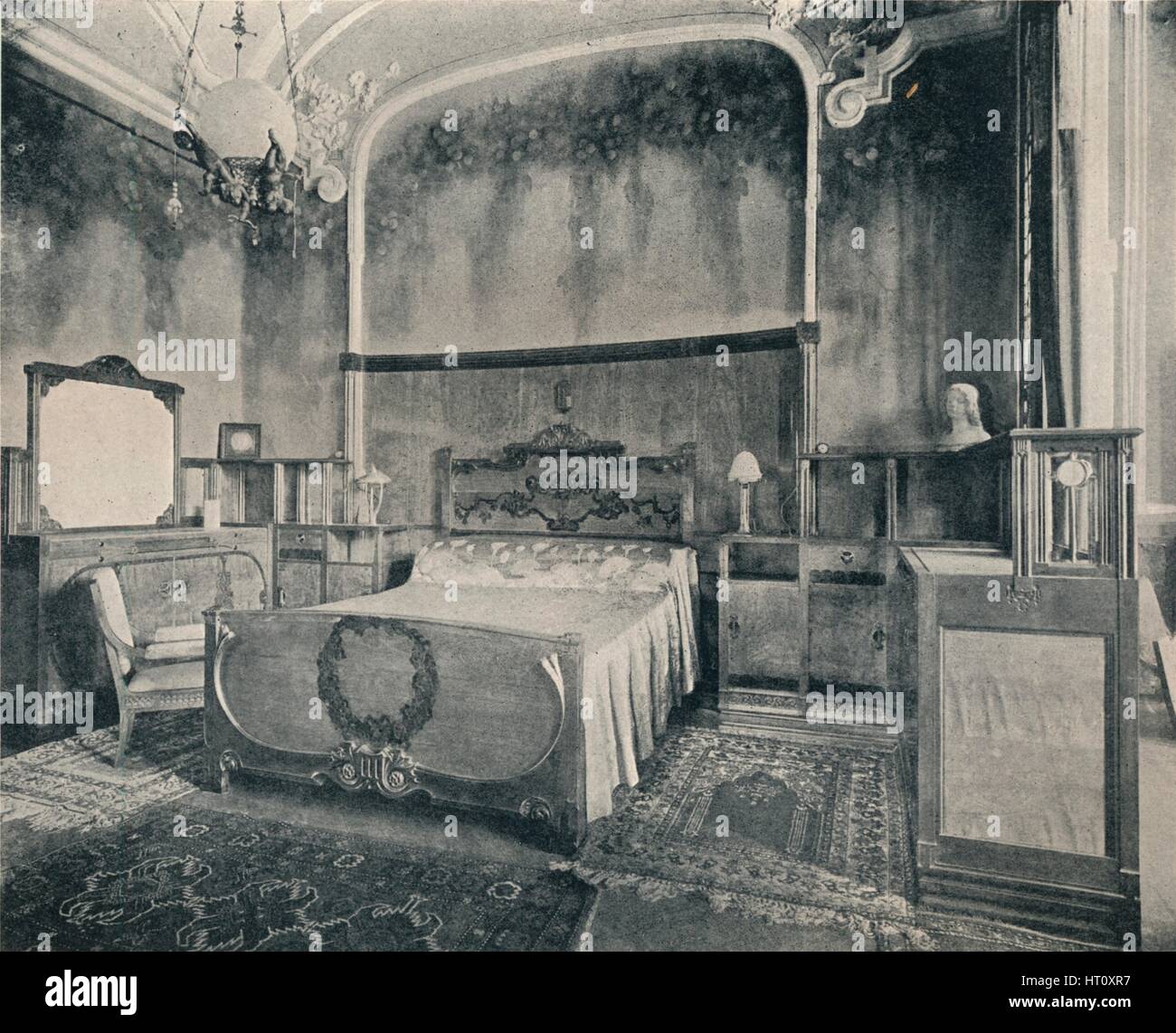 "Chambre avec meubles en bois de noyer et de Citron', 1915. Artistes : Eugenio Quarti, inconnu. Banque D'Images