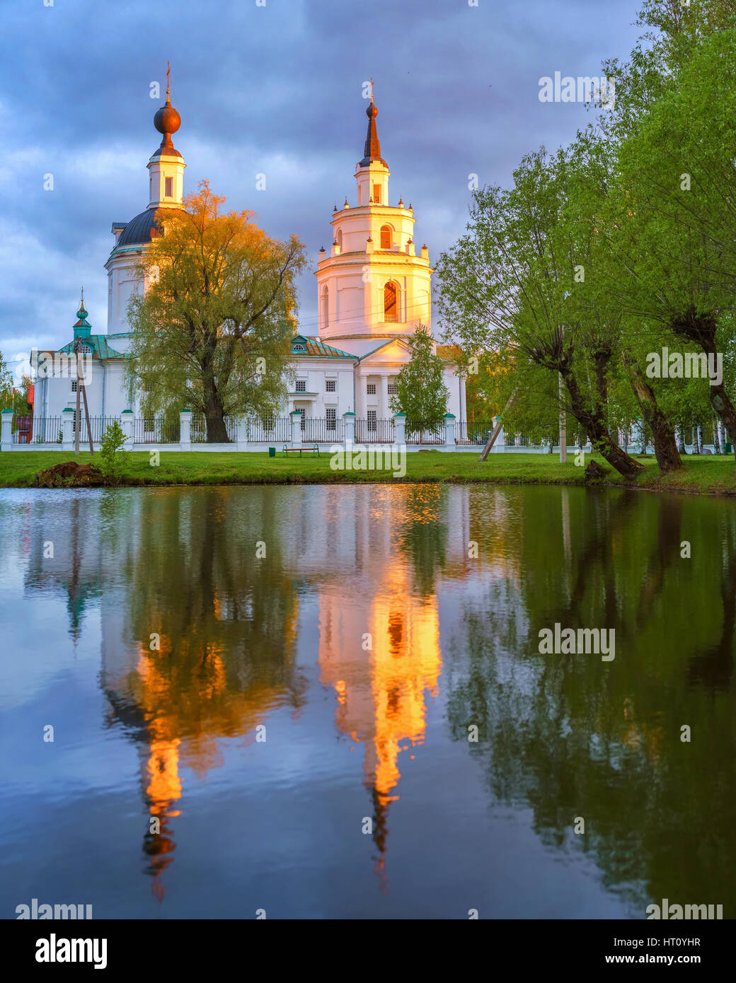L'église orthodoxe et son reflet dans un étang. Banque D'Images