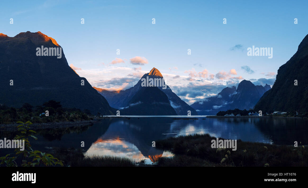 Milford Sound et la Mitre Peak au lever du soleil en Nouvelle Zélande Banque D'Images