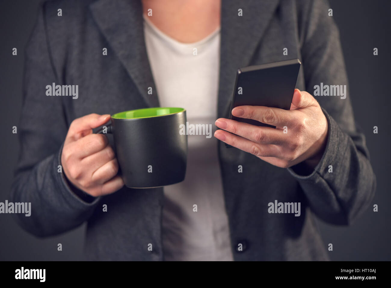 Businesswoman reading message sms sur pause café pendant les heures de travail in office Banque D'Images