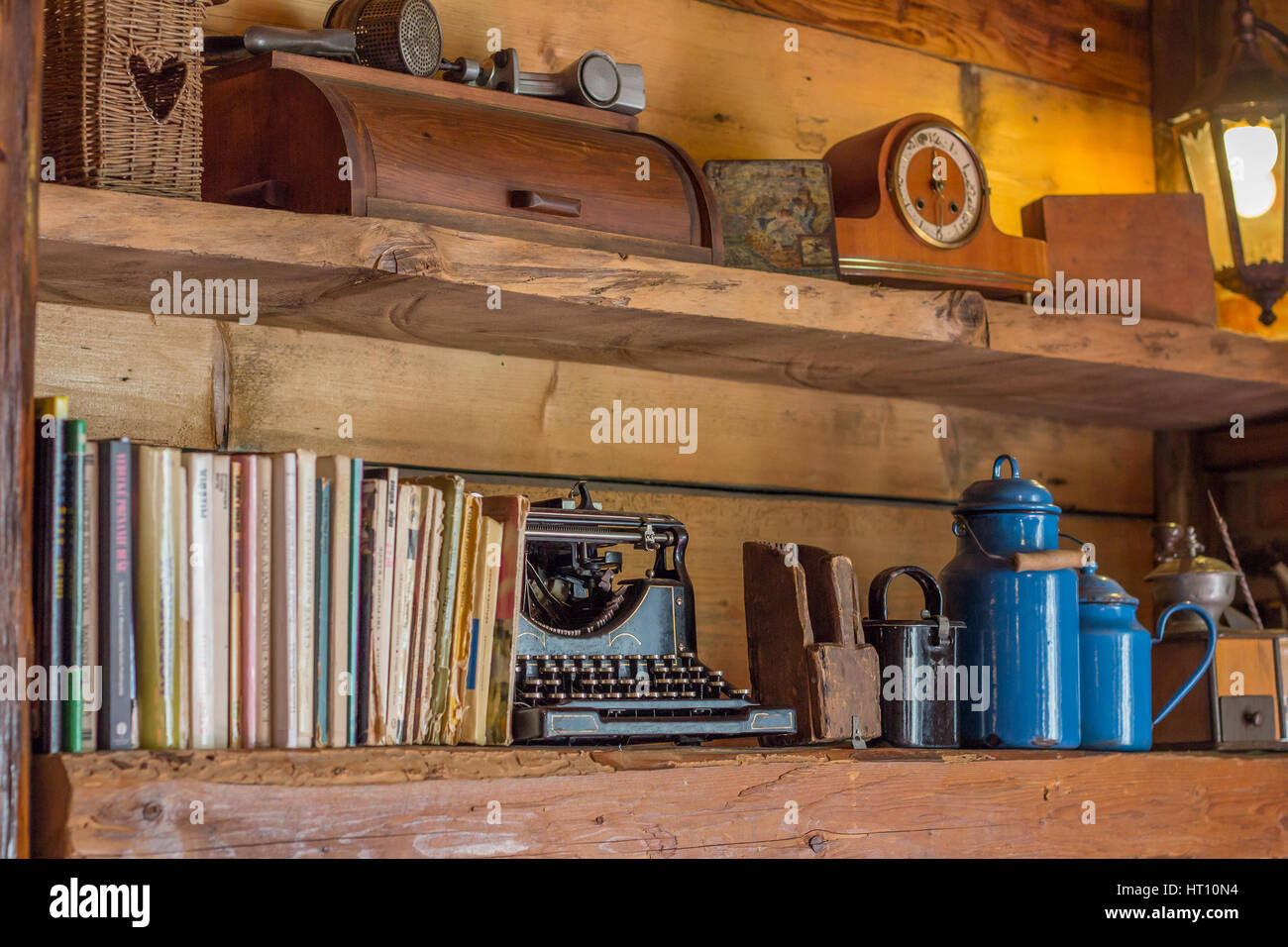 Vue de détail sur la vieille planche en bois avec des journaux et à l'ancienne machine à écrire à l'horloge et d'autres objets Banque D'Images