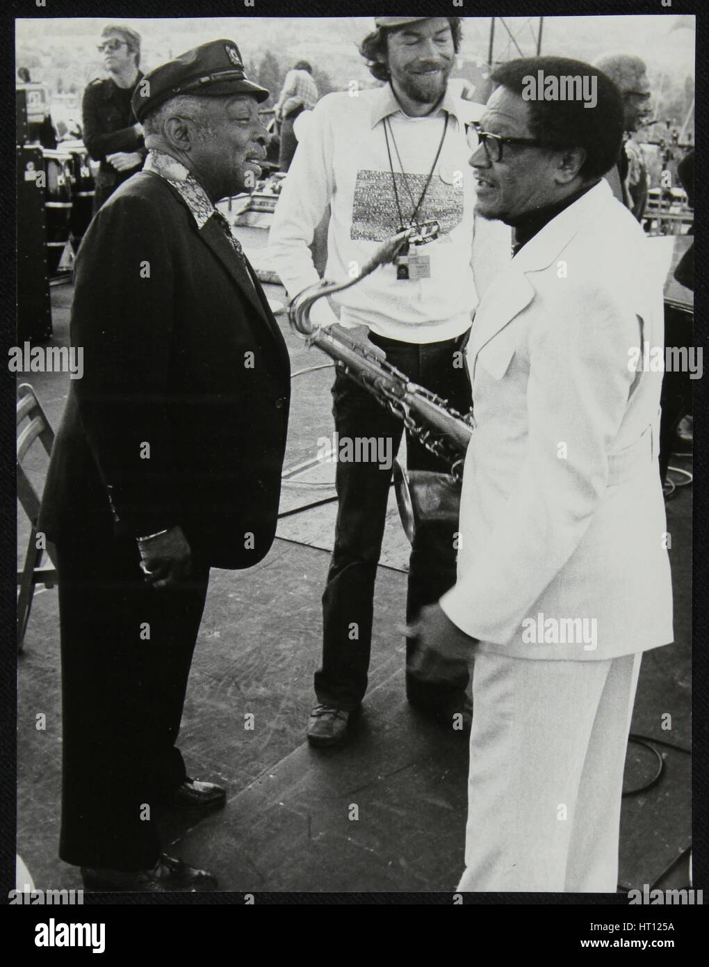 Count Basie bavarder avec Illinois Jacquet au Capital Radio Jazz Festival, Londres, juillet 1979. Artiste : Denis Williams Banque D'Images