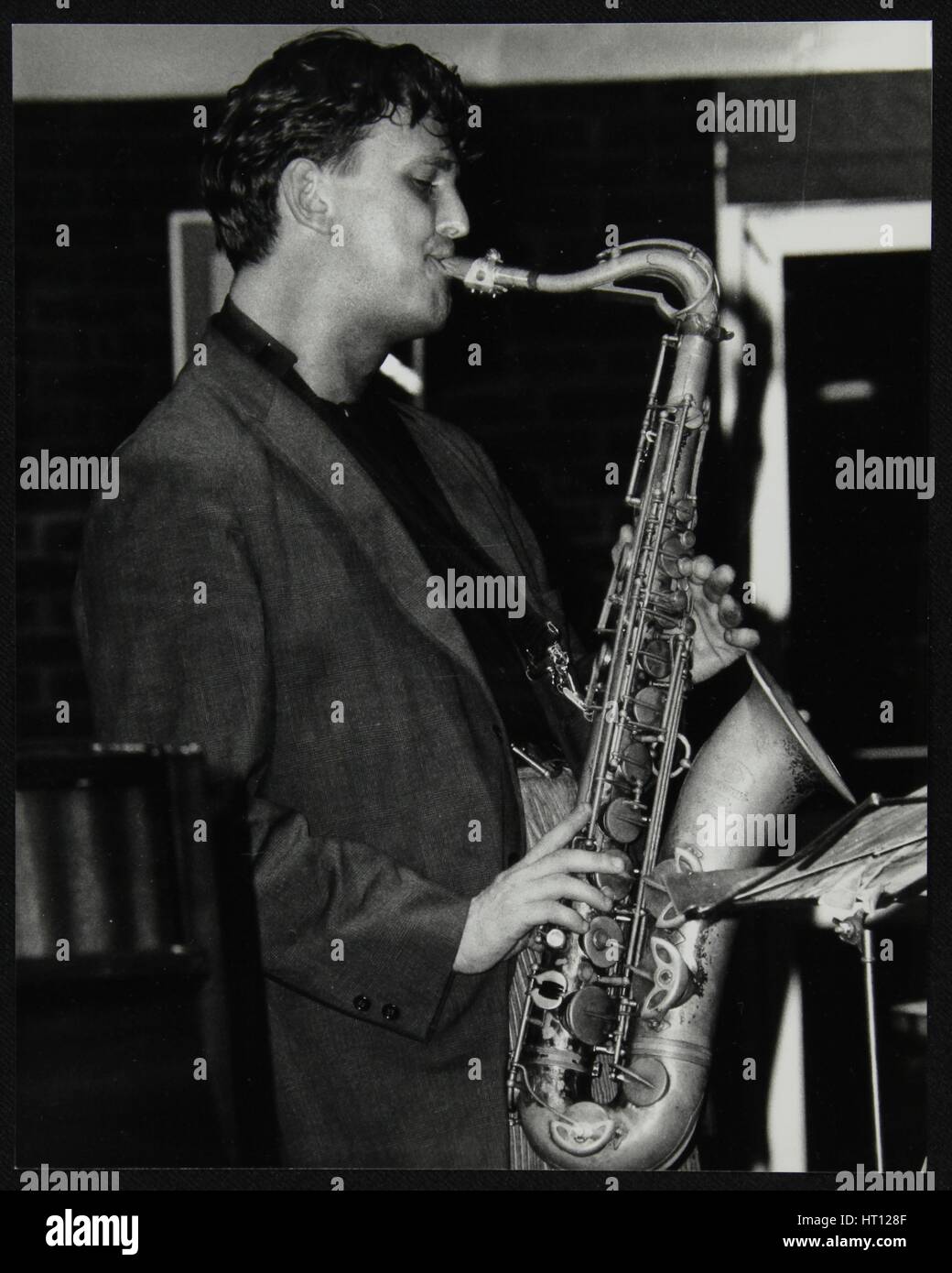 Ed Jones jouant du saxophone ténor à l'allée, Welwyn Garden City, Hertfordshire, 1992. Artiste : Denis Williams Banque D'Images