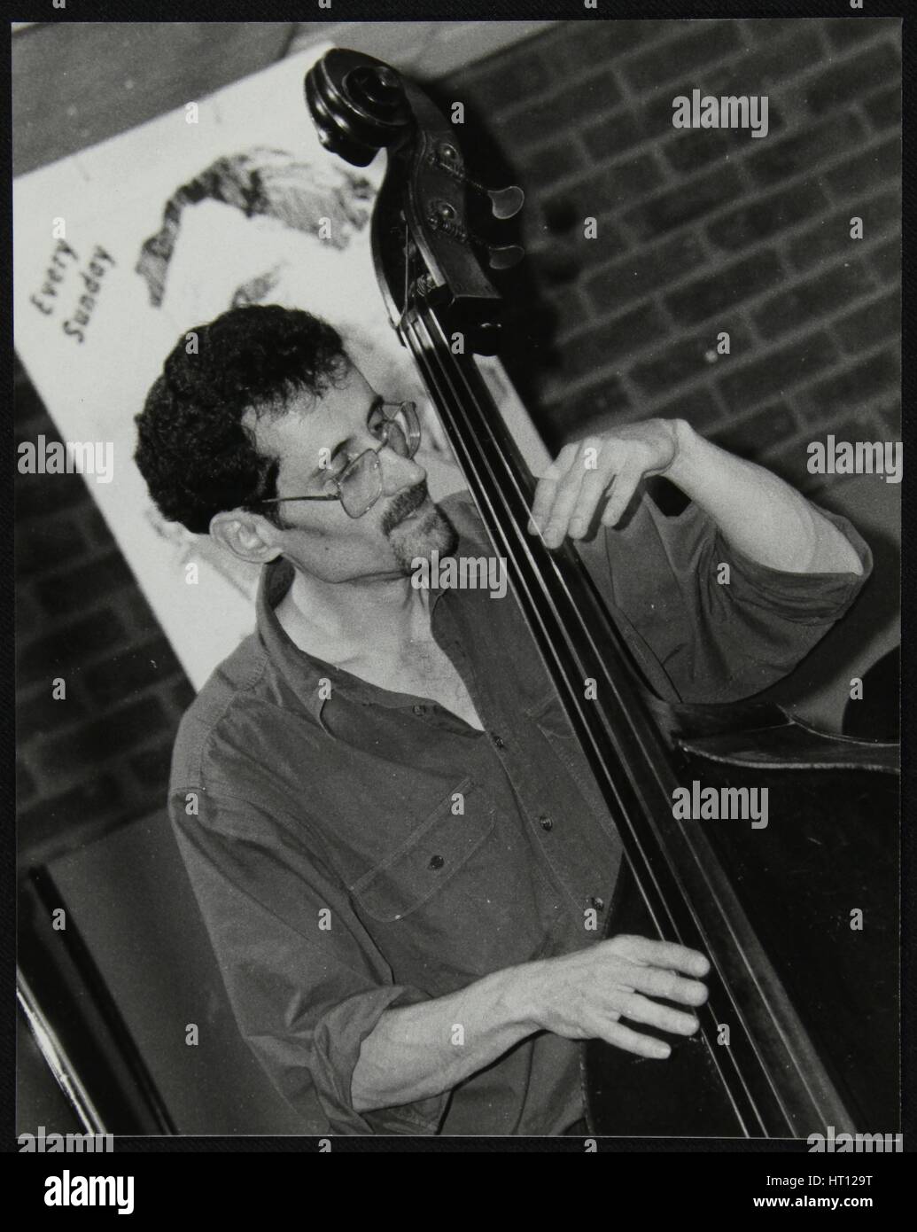Le bassiste Richard pied jouer à l'allée, Welwyn Garden City, Hertfordshire, 1999. Artiste : Denis Williams Banque D'Images