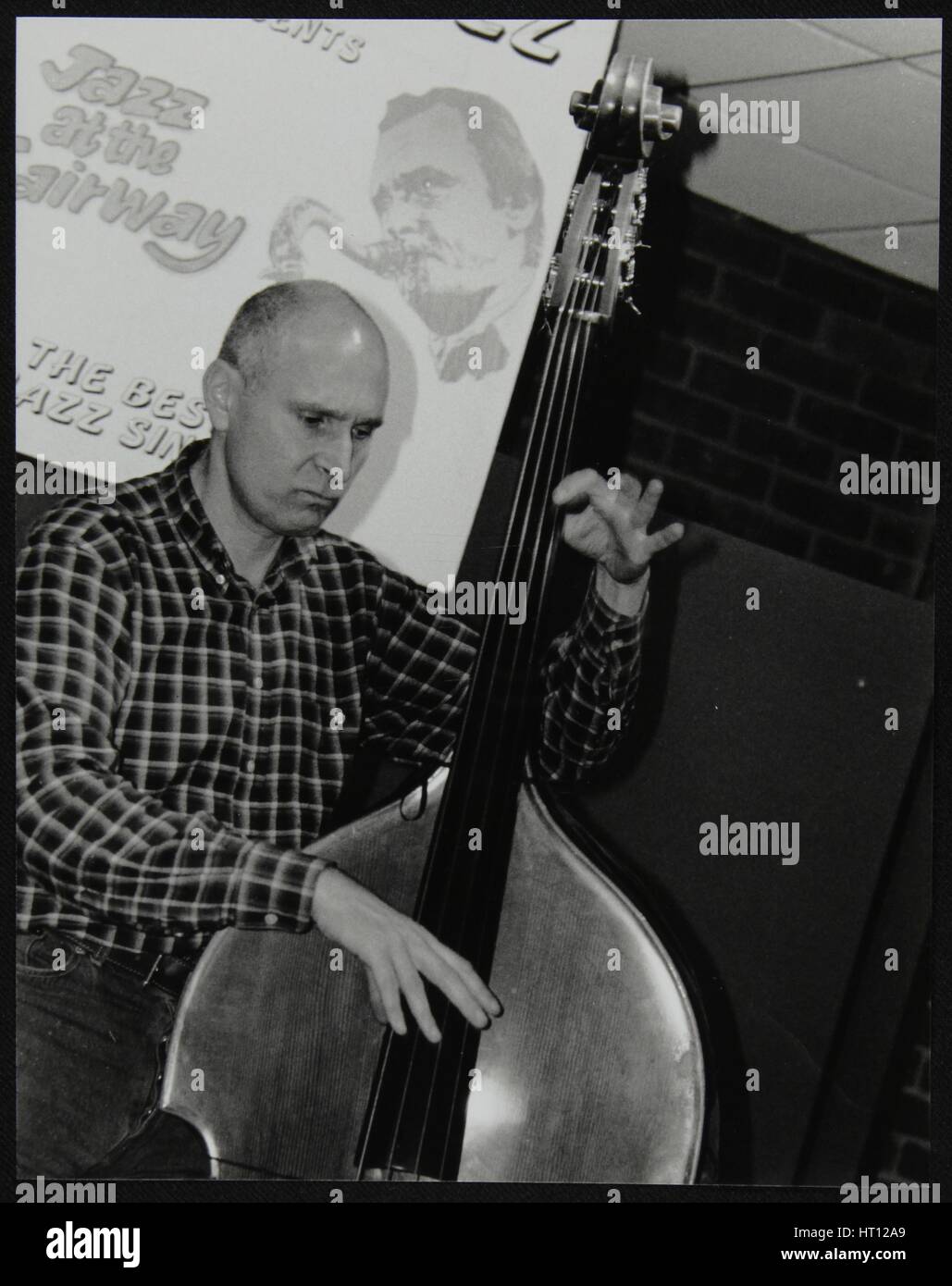 Le bassiste Simon Woolf à jouer sur le fairway, Welwyn Garden City, Hertfordshire, 2002. Artiste : Denis Williams Banque D'Images