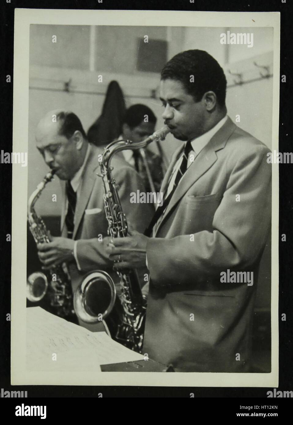 Royal Marshall et Frank Wess, saxophonistes avec le Count Basie Orchestra, c1950s. Artiste : Denis Williams Banque D'Images