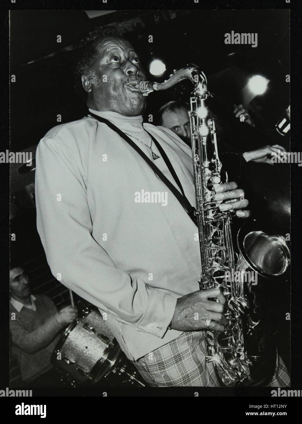 Le saxophoniste ténor Eddie "Lockjaw" Davis jouant à la Bell, Codicote, Hertfordshire, 12 avril 1982. Artiste : Denis Williams Banque D'Images