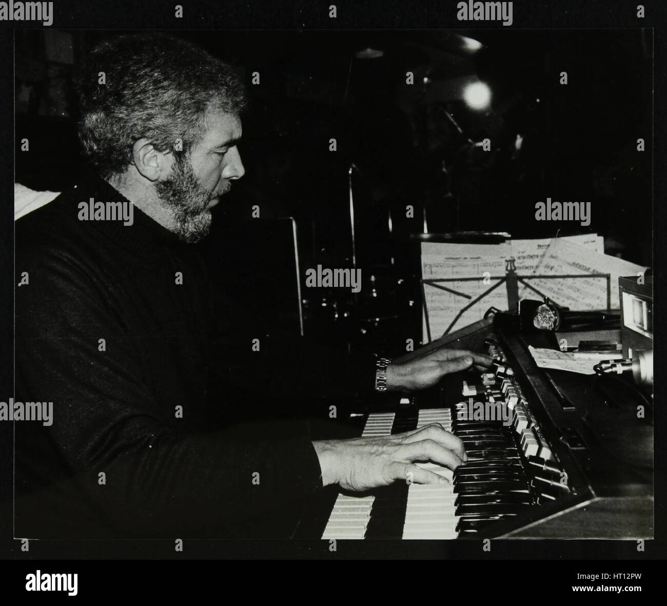 Ron Lohn jouant l'orgue électronique à la Cloche, Codicote, Hertfordshire, 22 février 1981. Artiste : Denis Williams Banque D'Images