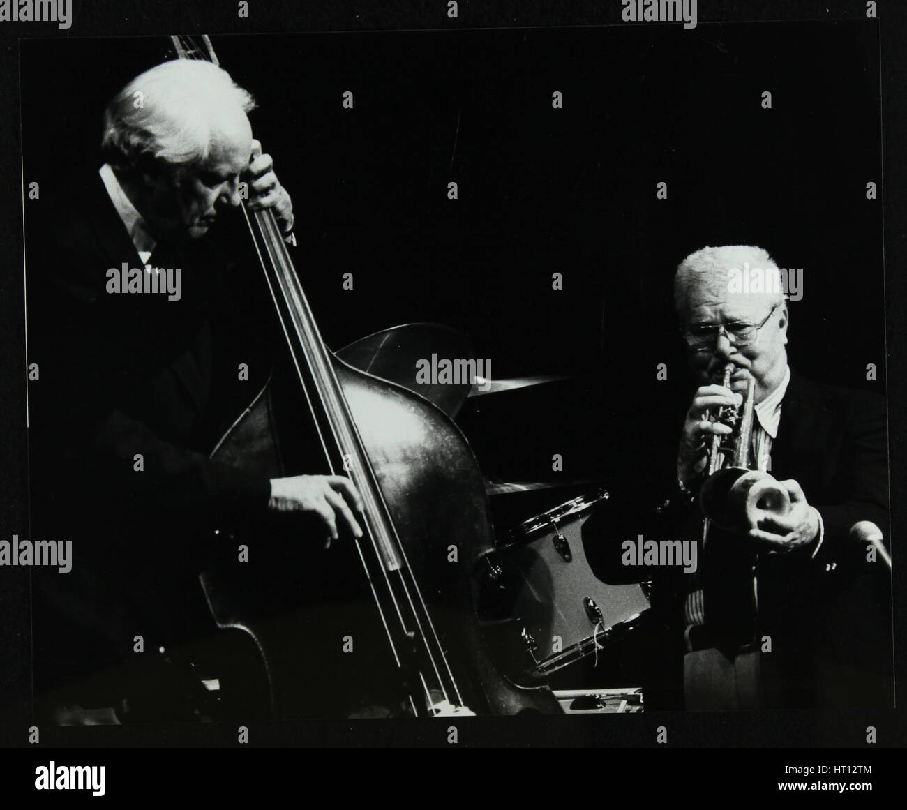 Le bassiste Bob Haggart et trompettiste Yank Lawson au Théâtre Forum, Hatfield, Hertfordshire, 1978. Artiste : Denis Williams Banque D'Images