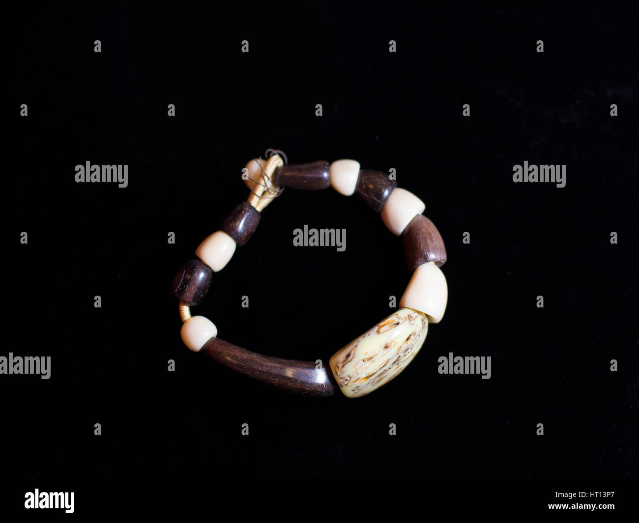 Brown Bracelet bijoux ethnique ornements sur main sur un fond noir Banque D'Images