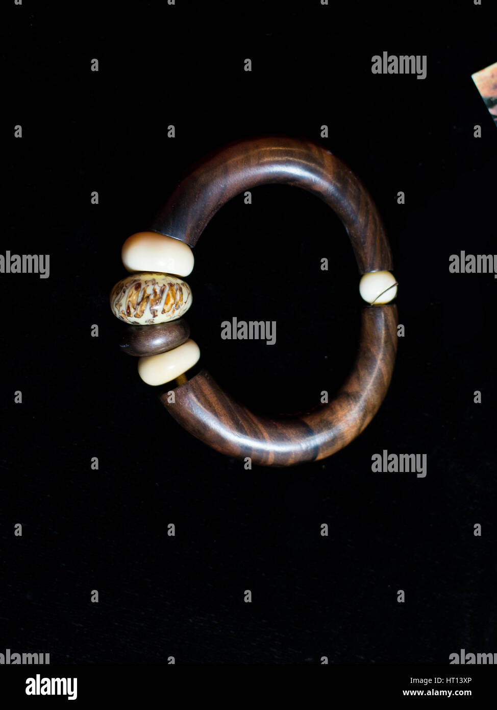 Brown Bracelet bijoux ethnique ornements sur main sur un fond noir Banque D'Images