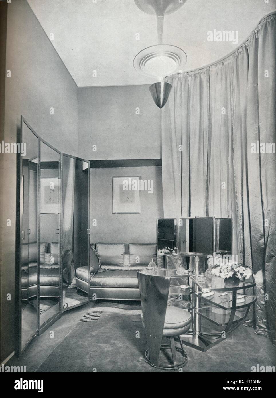 "Partie d'un dressing-room boudoir en satin gris perle et métal chromé, par Eugène Printz de P : Artiste inconnu. Banque D'Images