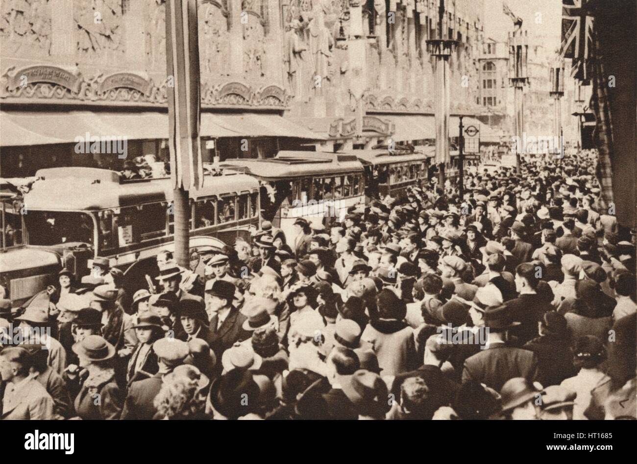 'Foules sur Oxford Street au cours de la maison de banque qui a suivi le roi George VIs couronnement', 1937. Artiste : Inconnu. Banque D'Images