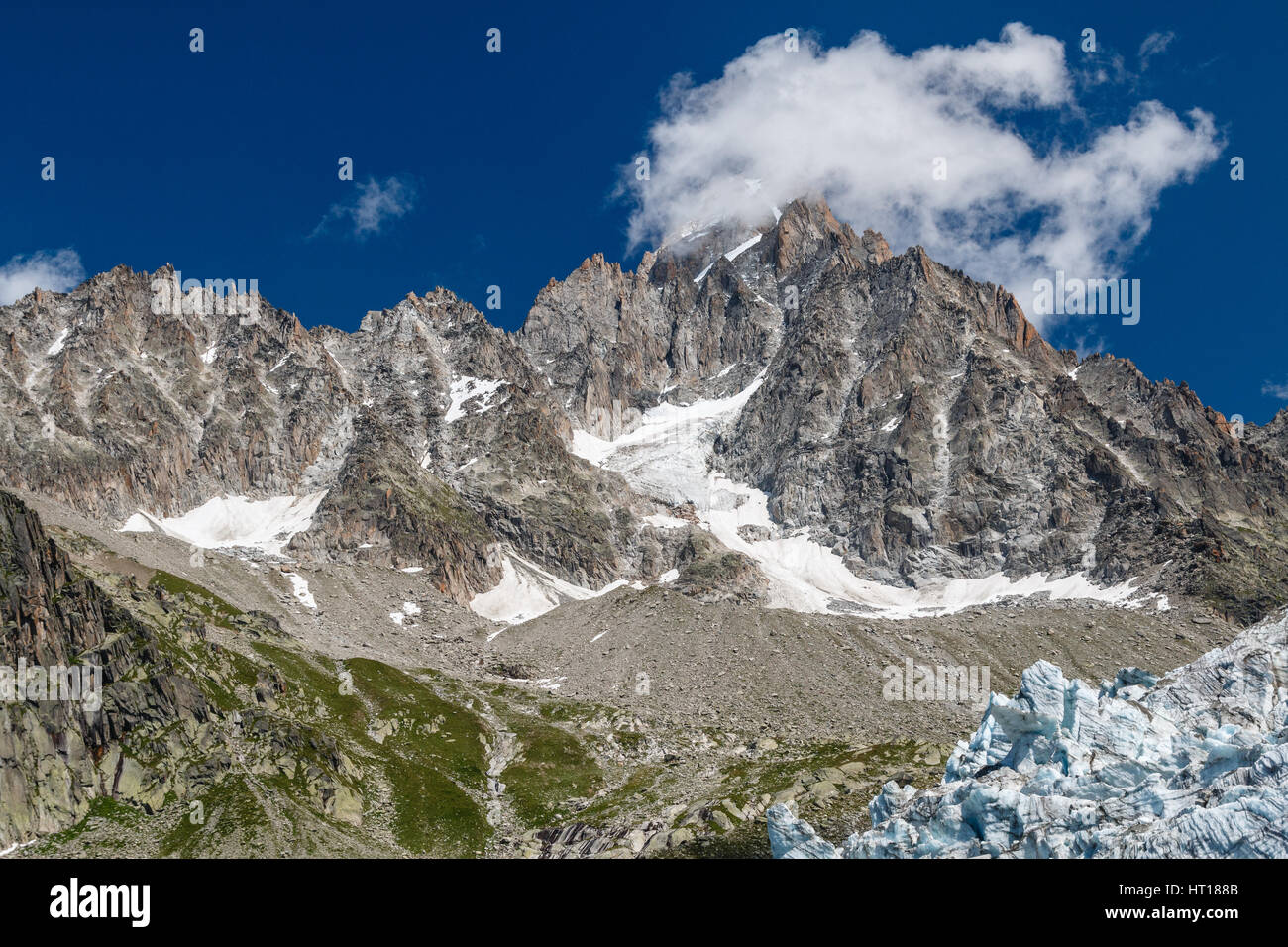 Aiguille d'Argentière la montagne des Alpes se trouve au-dessus du glacier d'Argentière et est une destination populaire pour les randonneurs et les grimpeurs. Banque D'Images