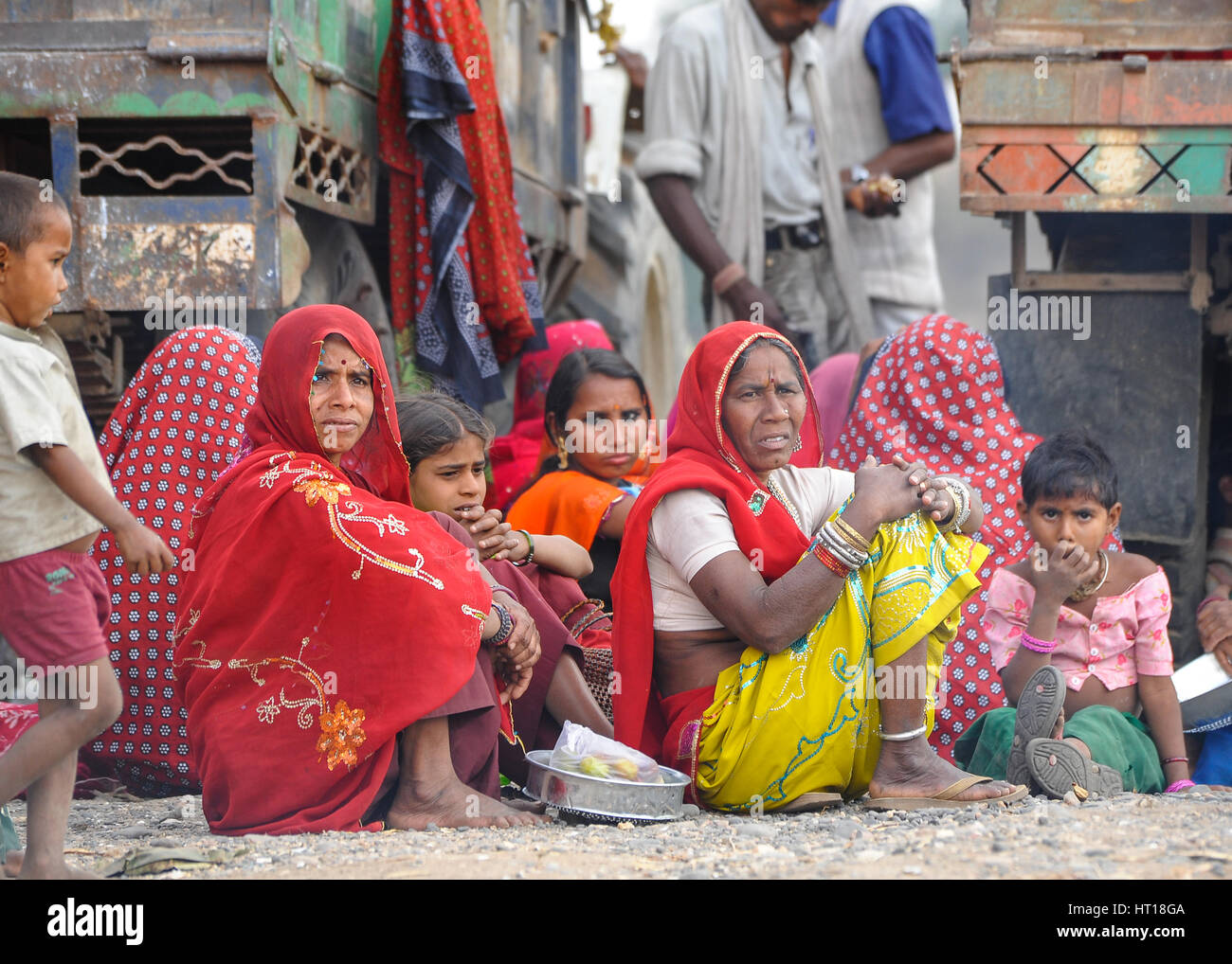 Un groupe de femmes du Rajasthan et les enfants de la tribu Bhil Banque D'Images