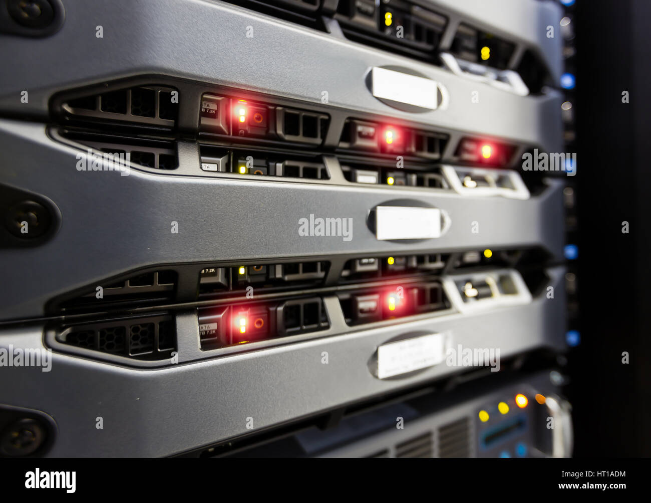Montage sur rack de serveur d'ordinateur dans le centre de données avec éclairage rouge alarme. Banque D'Images