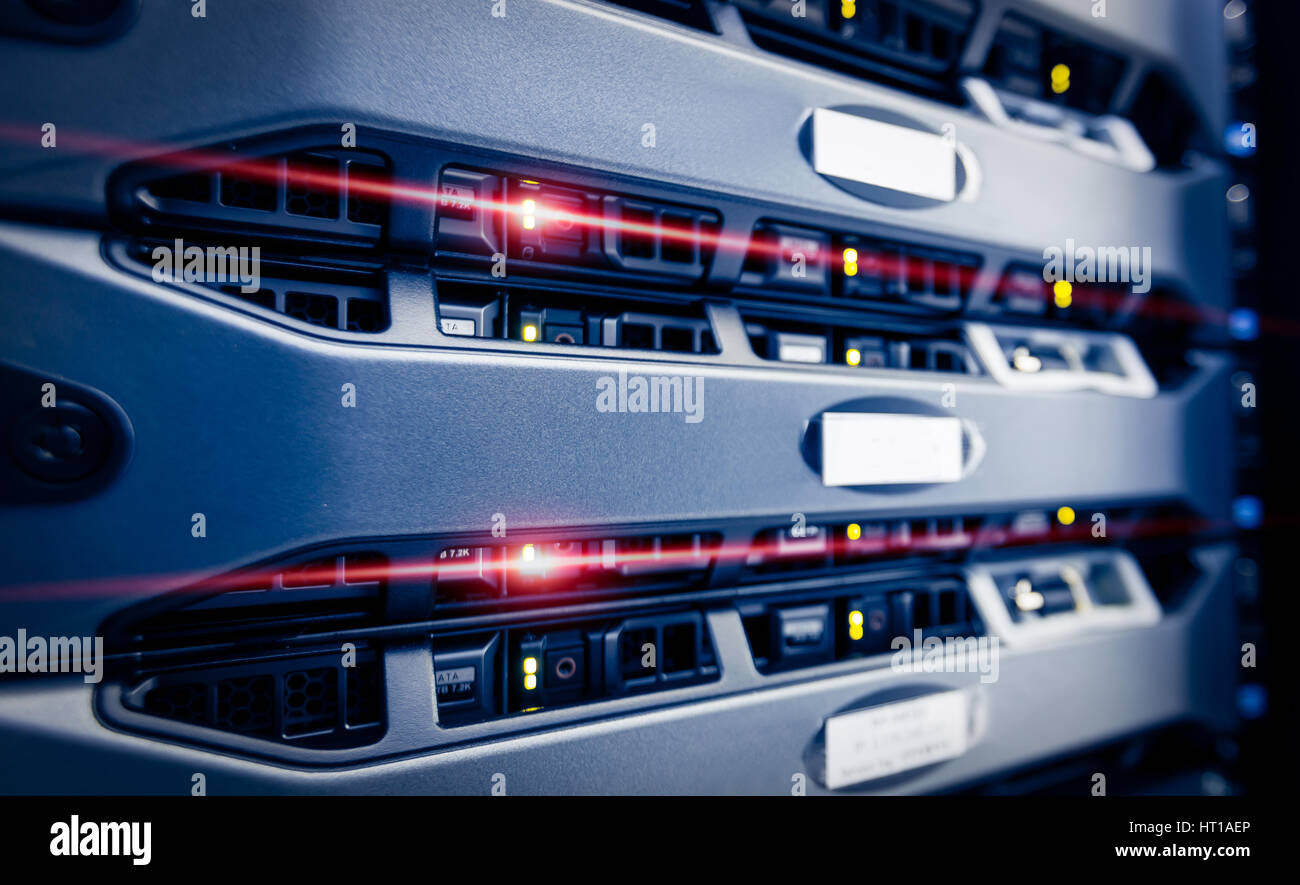 Montage sur rack de serveur d'ordinateur dans le centre de données avec éclairage rouge alarme. Banque D'Images