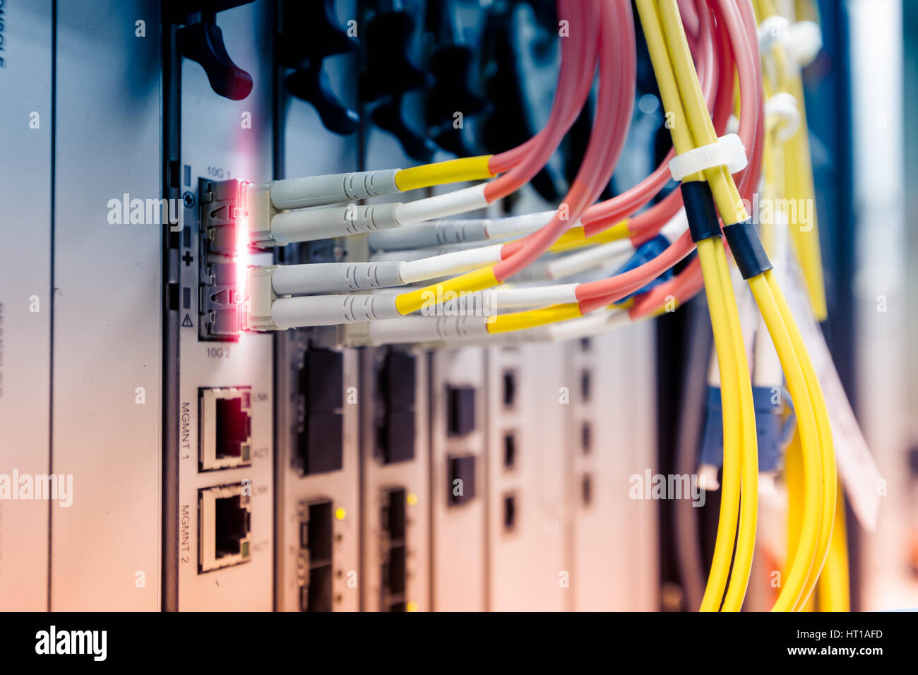 Connectez un câble à fibres optiques pour montage sur rack de commutation Ethernet Banque D'Images