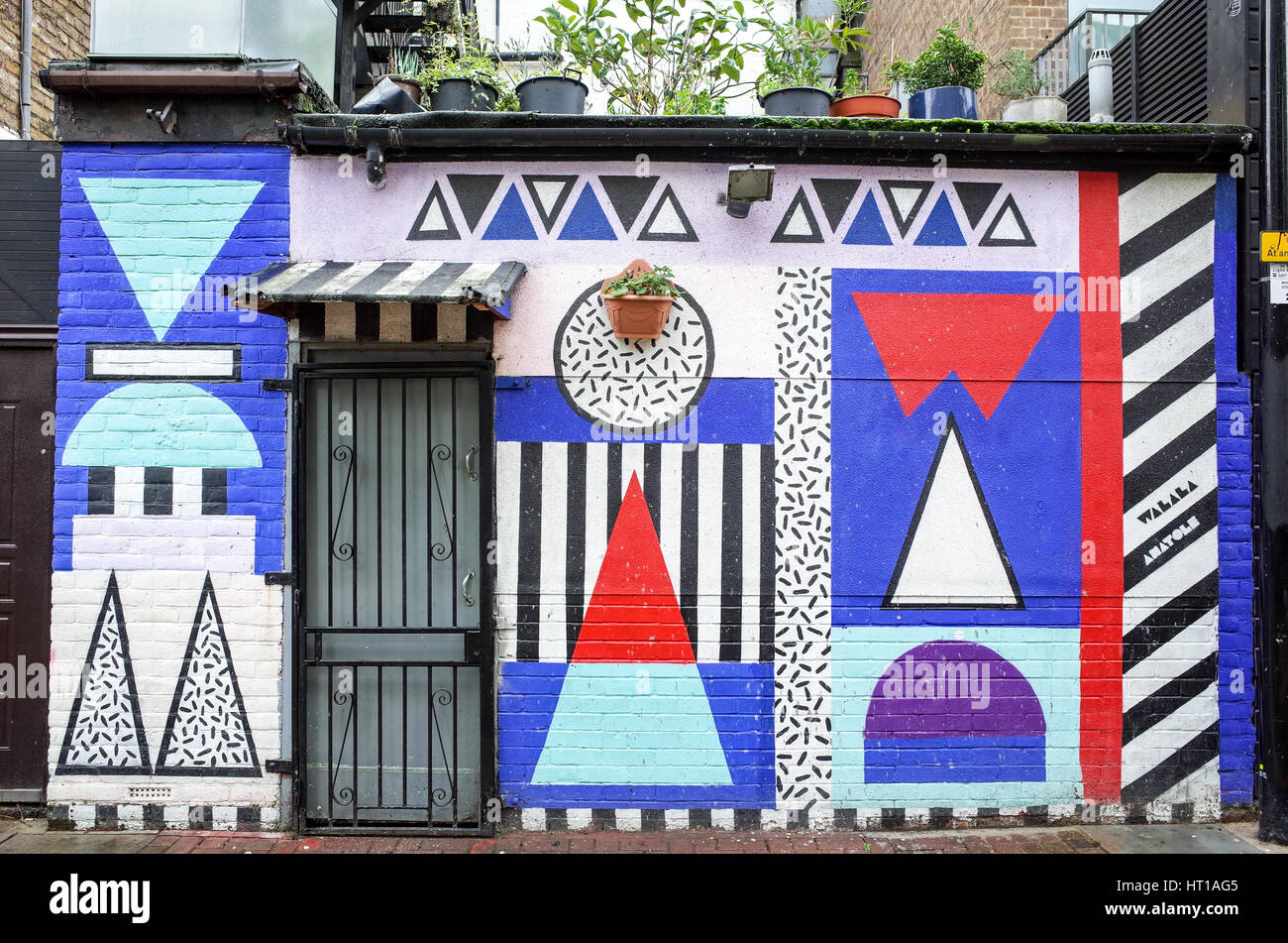 Eyecatching Graffitti ornent les bâtiments dans le quartier londonien branché de Shoreditch salon Banque D'Images