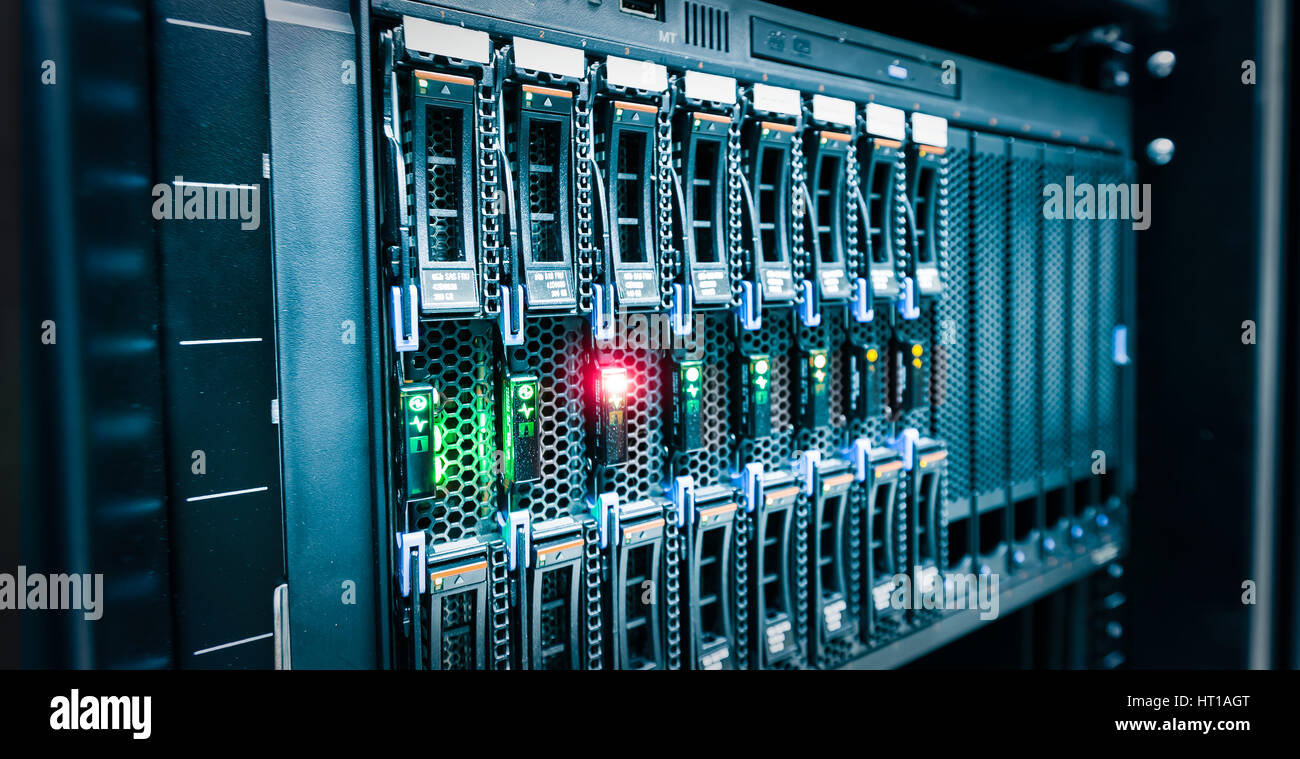 Montage sur rack de serveur d'ordinateur dans le centre de données avec éclairage rouge alarme. Banque D'Images