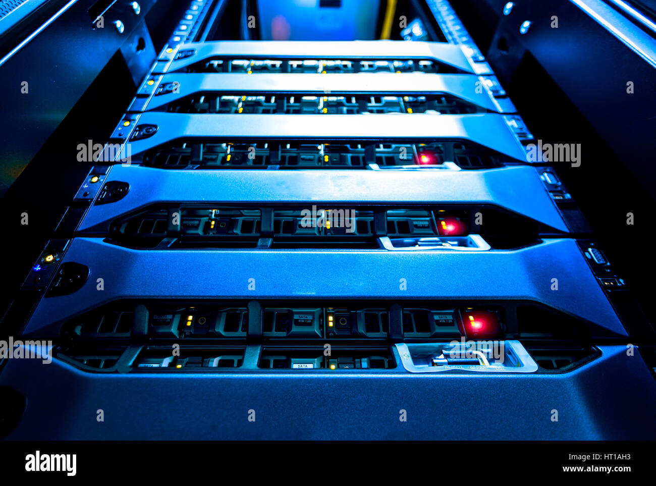 Montage sur rack de serveur d'ordinateur dans le centre de données avec éclairage rouge alarme. Banque D'Images