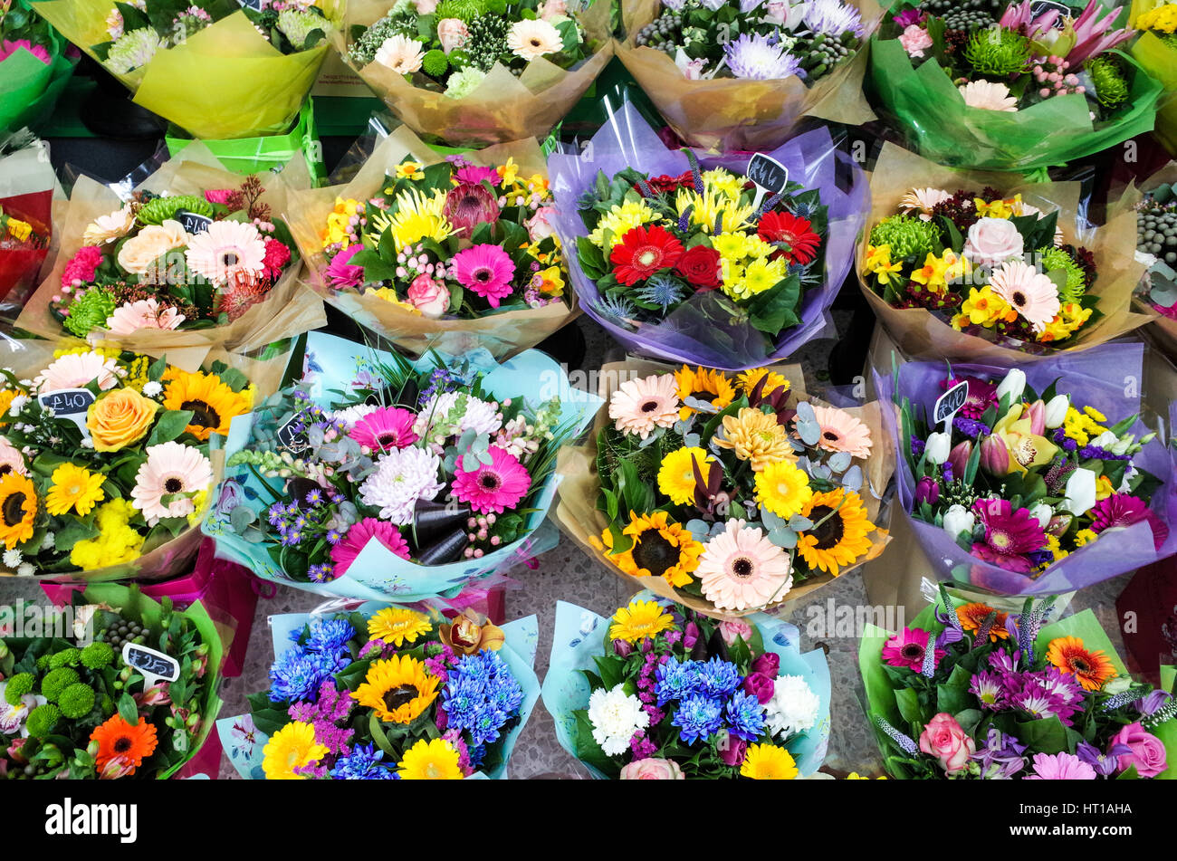 Bouquets de fleurs habilement placé chez un fleuriste stall à Londres Banque D'Images