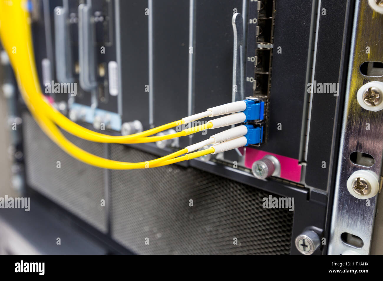 Connectez un câble à fibres optiques pour montage sur rack de commutation Ethernet Banque D'Images