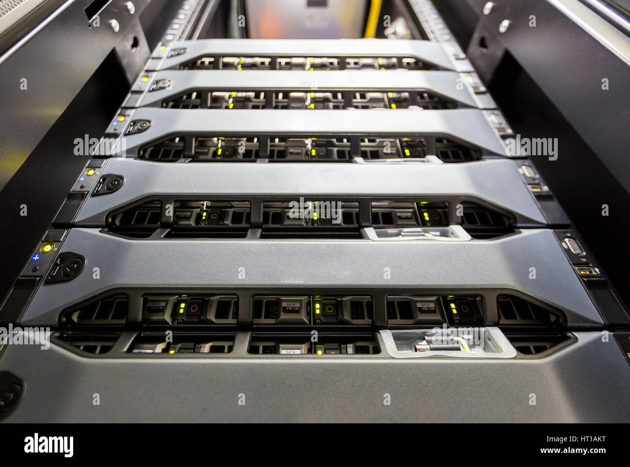 Montage sur rack de serveur d'ordinateur dans le centre de données avec éclairage rouge alarme. Banque D'Images