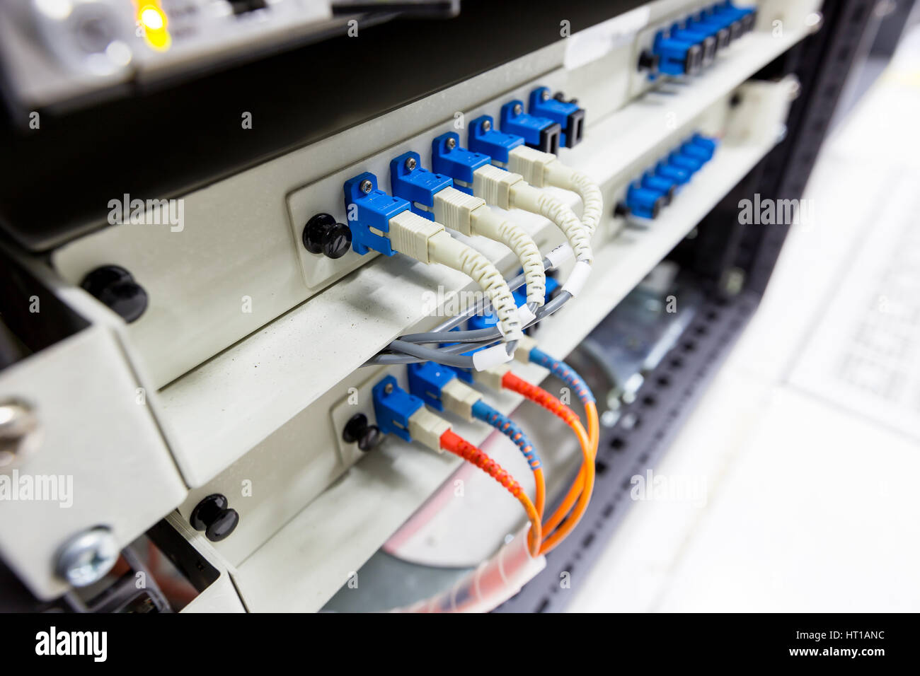 Connectez un câble à fibres optiques pour montage sur rack de commutation Ethernet Banque D'Images