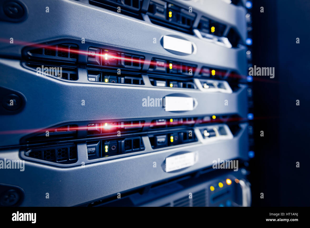 Montage sur rack de serveur d'ordinateur dans le centre de données avec éclairage rouge alarme. Banque D'Images